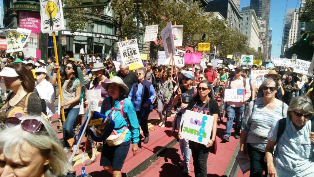 “Kami mendesak Pemerintah RI mengakui hak-hak masyarakat adat terhadap hutan adat sebagai wilayah lindung. Konsep kehutanan social harus segera diwujudkan sebagai bagian reformasi agrarian dan mencegah kerusakan hutan yang lebih luas,” ujar Zenzi Suhadi, aktivis WALHI peserta aksi.