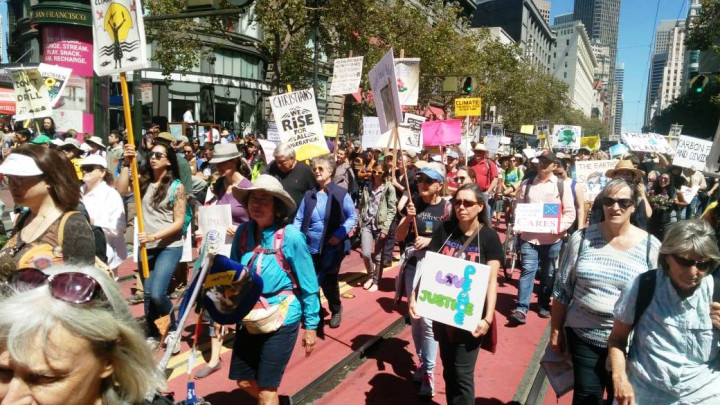 “Kami mendesak Pemerintah RI mengakui hak-hak masyarakat adat terhadap hutan adat sebagai wilayah lindung. Konsep kehutanan social harus segera diwujudkan sebagai bagian reformasi agrarian dan mencegah kerusakan hutan yang lebih luas,” ujar Zenzi Suhadi, aktivis WALHI peserta aksi.