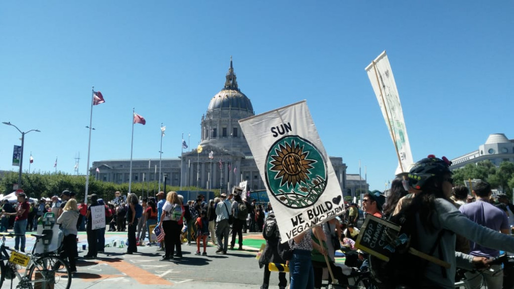 Aksi unjuk rasa dipusatkan di Gedung Dewan Kota, San Fransisco. Perserta berdatangan dari berbagai negara, termasuk Indonesia.