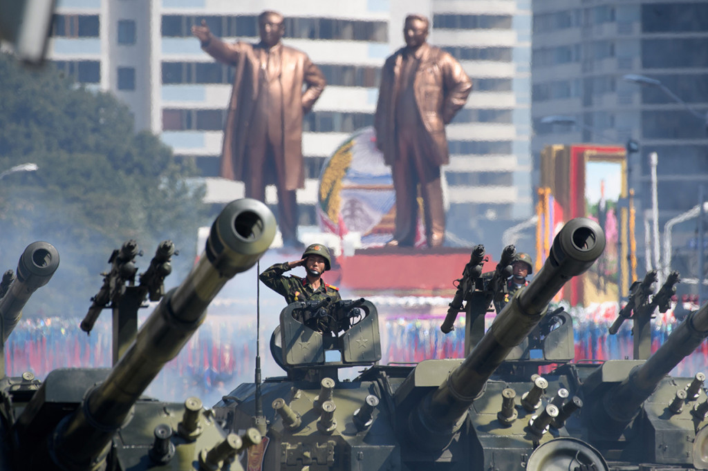 Pasukan, artileri dan tank melewati dan memberi hormat kepada pemimpin mereka Kim Jong-un dalam parade akbar yang digelar di alun-alun utama Kota Pyongyang.