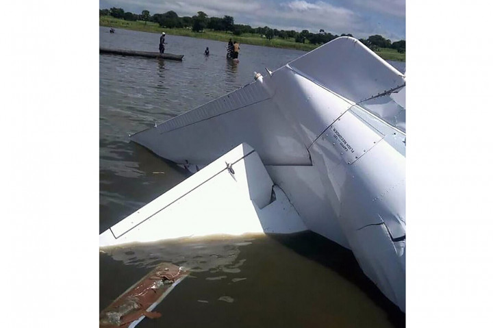 Sebanyak 19 orang dilaporkan tewas setelah sebuah pesawat kecil jatuh ke sebuah danau di Sudan Selatan.