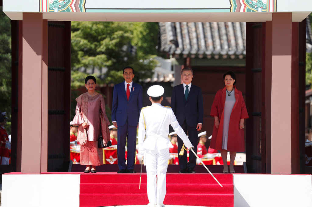 Ibu Negara Iriana Joko Widodo, Presiden Indonesia Joko Widodo, Presiden Korea Selatan Moon Jae-in dan Ibu Negara Kim Jung-sook, menginspeksi penjaga kehormatan saat upacara penyambutan di istana Changdeokgung di Seoul, Korea Selatan.