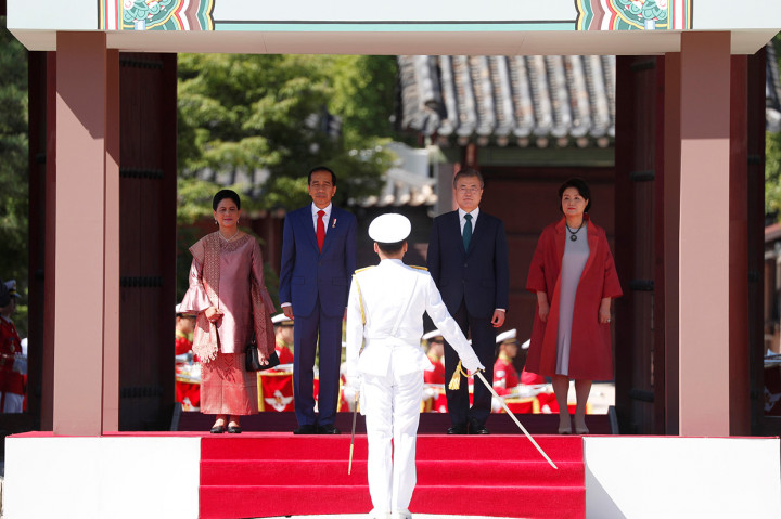 Ibu Negara Iriana Joko Widodo, Presiden Indonesia Joko Widodo, Presiden Korea Selatan Moon Jae-in dan Ibu Negara Kim Jung-sook, menginspeksi penjaga kehormatan saat upacara penyambutan di istana Changdeokgung di Seoul, Korea Selatan.