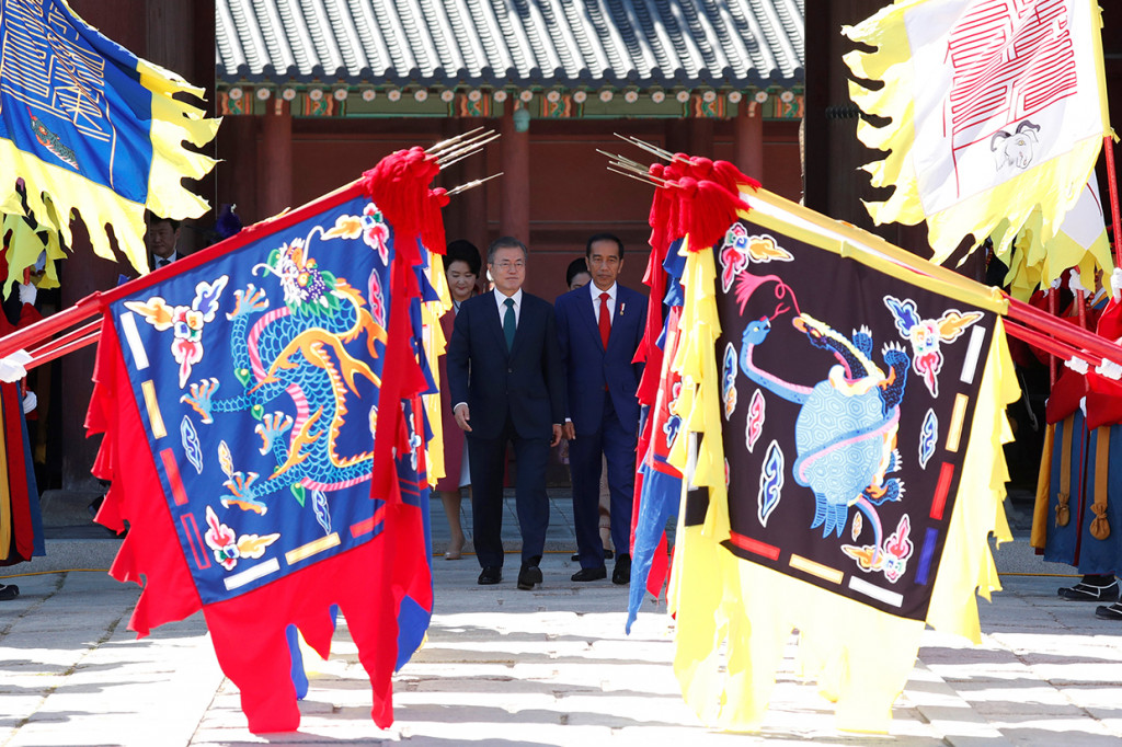 Kunjungan Presiden Jokowi tersebut merupakan balasan dari kunjungan Presiden Korea Selatan, Moon Jae-in yang beberapa waktu lalu mengunjungi Indonesia. Selain itu, Presiden Jokowi juga akan membahas kerjasama kedua negara terkait ekonomi investasi dan hubungan baik generasi muda.