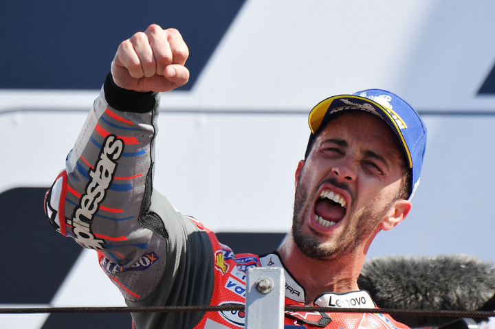 Pembalap Ducati Andrea Dovizioso, melakukan selebrasi setelah berhasil finis terdepan MotoGP San Marino 2018.