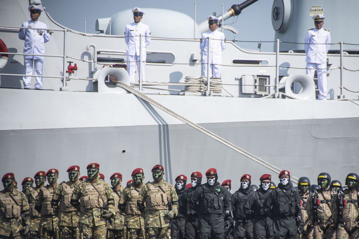 Prajurit TNI AL mengikuti upacara peringatan HUT Ke-73 TNI AL di Kompleks Dermaga Pondok Dayung Koarmada I, Tanjung Priok, Jakarta.