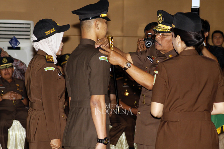 Jaksa Agung HM Prasetyo menyematkan tanda pangkat jaksa kepada peserta Diklat saat Upacara Penutupan dan Pelantikan Diklat Pembentukan Jaksa Angkatan 75 Tahun 2018 di Aula Adi Sasana Karya Badiklat Kejaksaan, Ragunan, Jakarta.