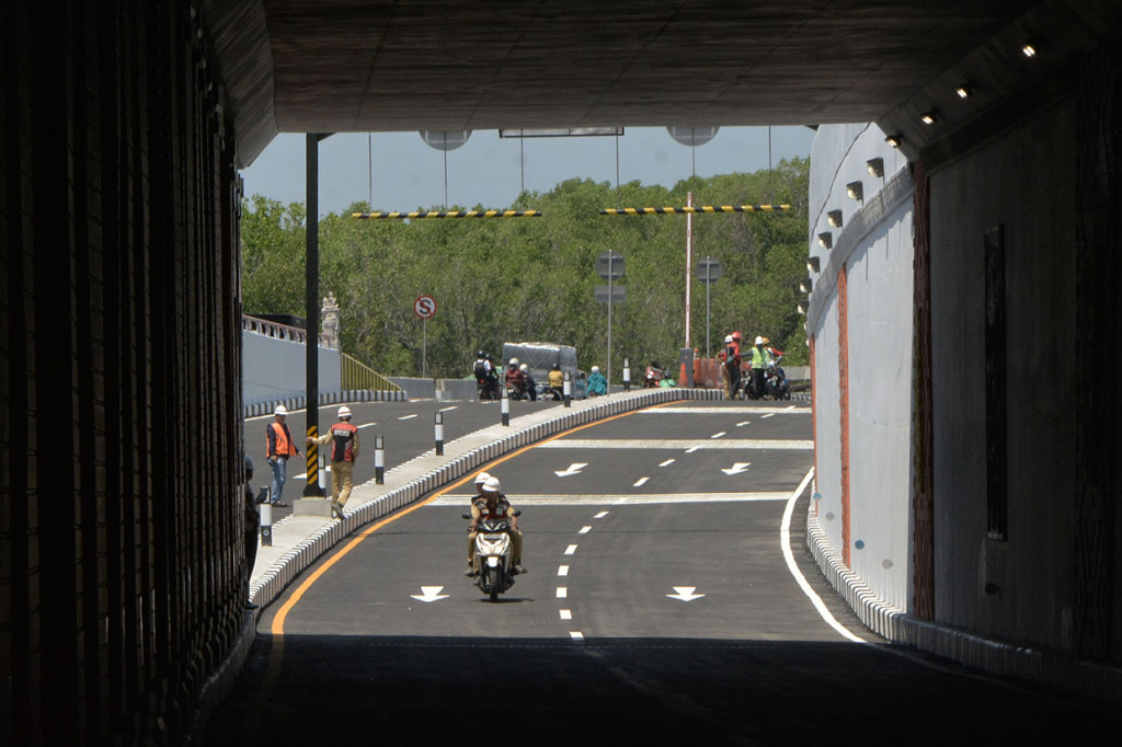 Petugas melintas di ruas Underpass Simpang Tugu Ngurah Rai, saat uji coba di Badung, Bali.
