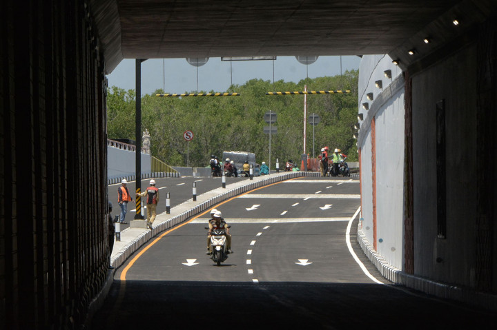 Petugas melintas di ruas Underpass Simpang Tugu Ngurah Rai, saat uji coba di Badung, Bali.