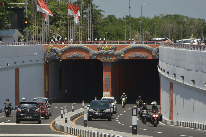 Underpass yang dibangun untuk mengurangi kemacetan di kawasan Bandara Internasional I Gusti Ngurah Rai itu mulai diuji coba sebelum diresmikan dan dioperasionalkan sekaligus untuk mendukung pelaksanaan pertemuan IMF dan Bank Dunia pada bulan Oktober mendatang.