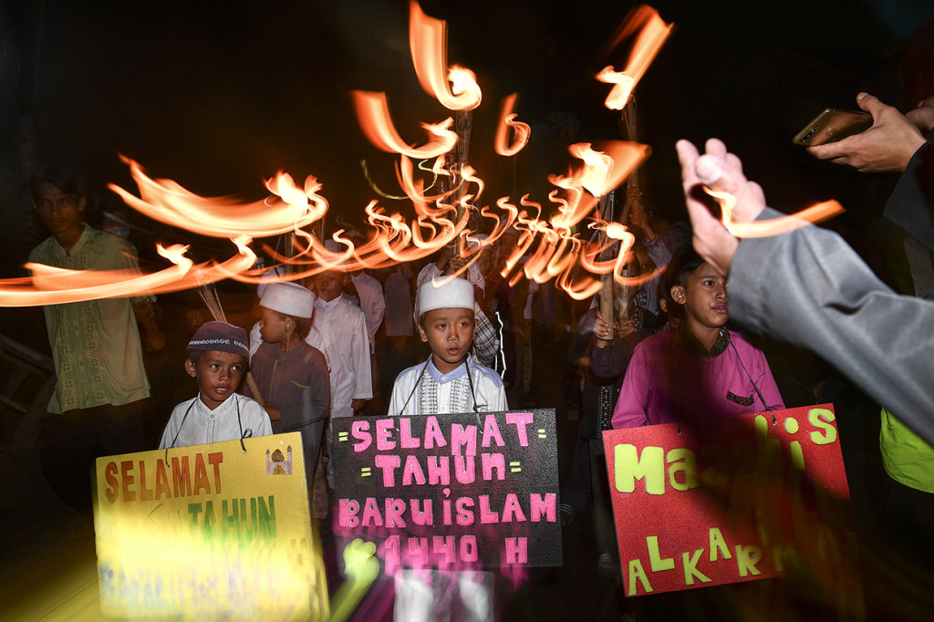 Umat muslim mengikuti pawai obor menyambut Tahun Baru Islam 1 Muharram 1440 Hijriah di kawasan Manggarai, Jakarta Selatan, Senin (10/9) malam. Antara Foto/Sigid Kurniawan
