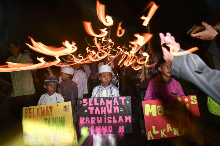 Umat muslim mengikuti pawai obor menyambut Tahun Baru Islam 1 Muharram 1440 Hijriah di kawasan Manggarai, Jakarta Selatan, Senin (10/9) malam. Antara Foto/Sigid Kurniawan
