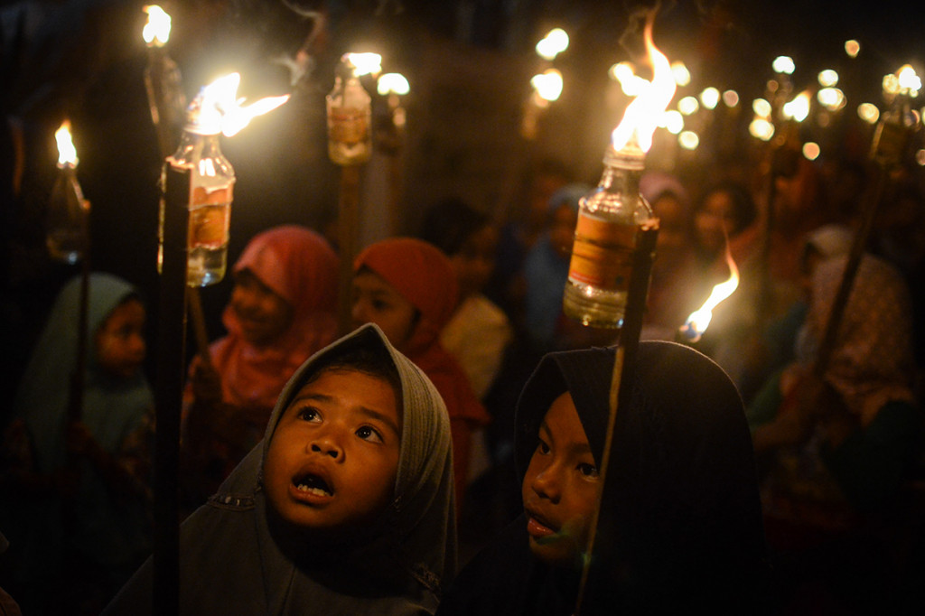 Ratusan anak mengikuti pawai obor di Desa Cibiru Hilir, Cileunyi, Kabupaten Bandung, Jawa Barat, Senin (10/9) malam. Pawai obor tersebut dalam rangka menyambut pergantian Tahun Baru Islam satu Muharram 1440 Hijriah yang jatuh pada Selasa (11/9). Antara Foto/Raisan Al Farisi