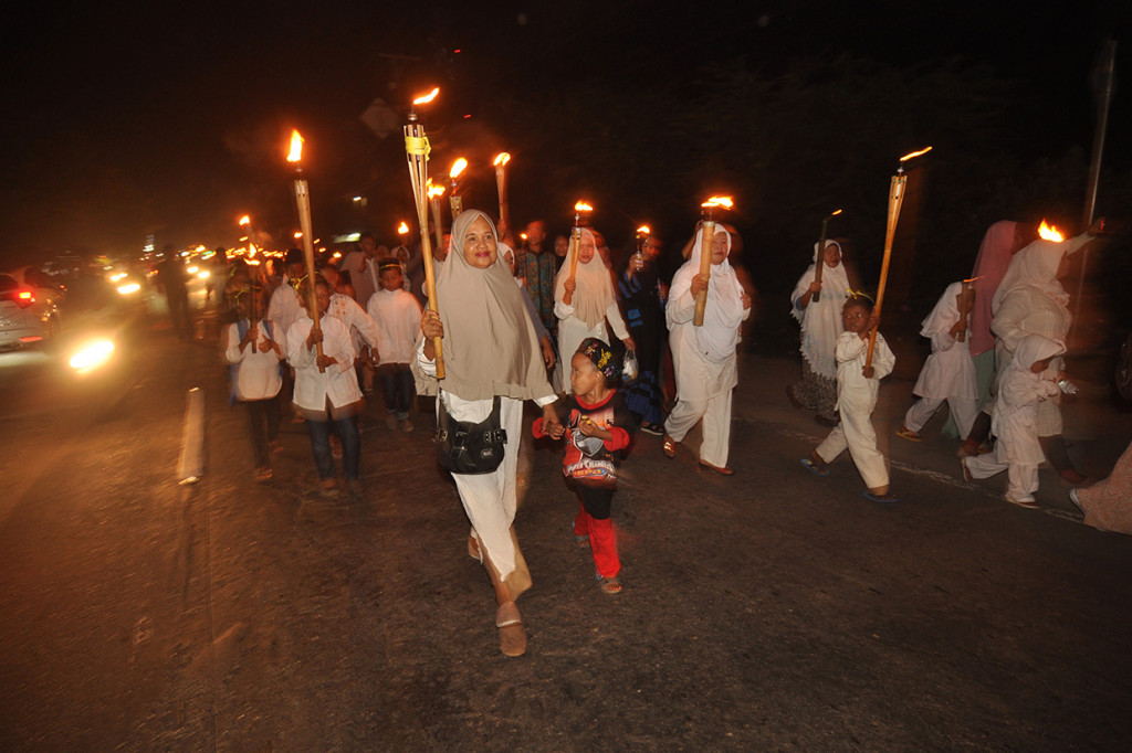 Sejumlah warga membawa obor sambil berkeliling saat pawai menyambut Tahun Baru Islam di Palu, Sulawesi Tengah, Senin (10/9). Umat muslim dari berbagai wilayah menggelar pawai obor guna menyambut pergantian Tahun Baru Islam 1 Muharram 1440 Hijriah yang jatuh pada Selasa, 11 September 2018. Antara Foto/Mohamad Hamzah