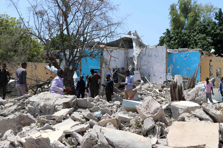 Kondisi usai terjadi ledakan bunuh diri menggunakan mobil di dekat kantor pemerintah lokal di Mogadishu, Somalia.