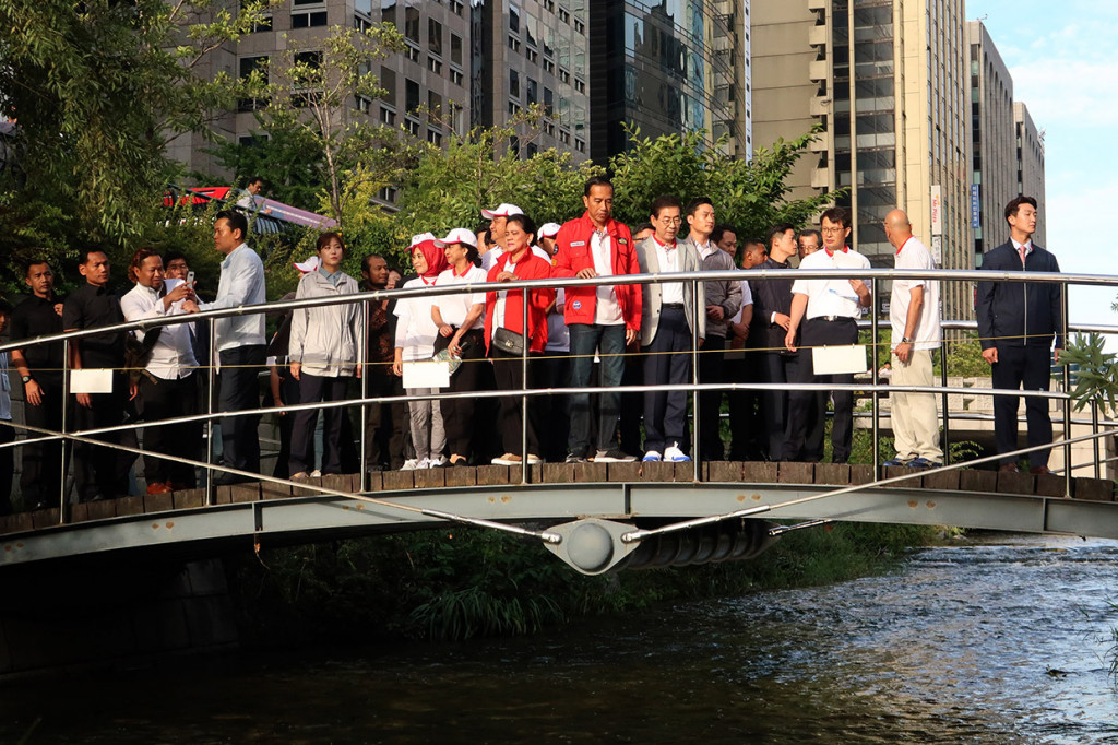 Selama berjalan menyusuri tepi Sungai Cheonggyecheon, tampak Jokowi juga berbincang akrab dengan Wali Kota Seoul Park Won-soon. Melihat kebersihan sungai di tengah kota tersebut, Presiden berharap bisa menjadi inspirasi untuk Sungai Ciliwung di Jakarta.