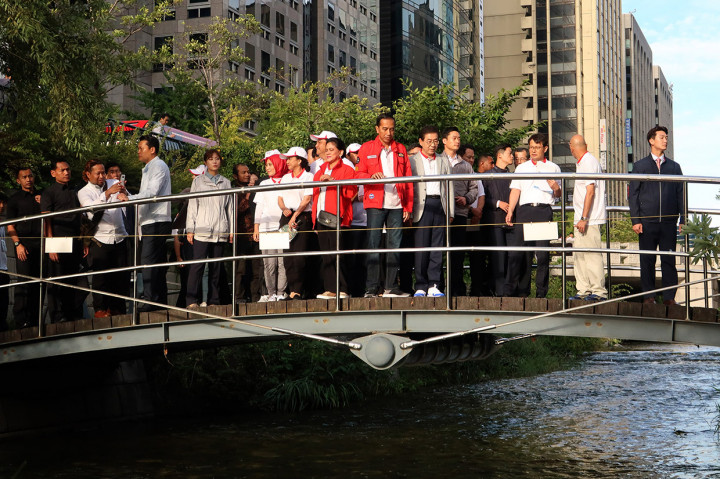 Selama berjalan menyusuri tepi Sungai Cheonggyecheon, tampak Jokowi juga berbincang akrab dengan Wali Kota Seoul Park Won-soon. Melihat kebersihan sungai di tengah kota tersebut, Presiden berharap bisa menjadi inspirasi untuk Sungai Ciliwung di Jakarta.