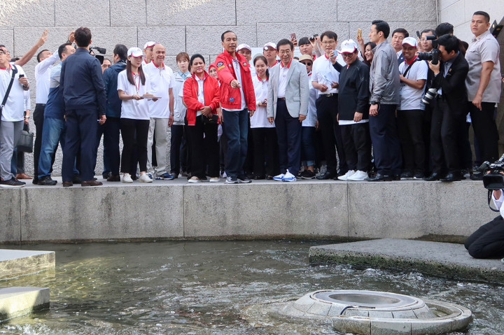 Presiden Jokowi bersama Ibu Iriana yang memakai kaos putih berjaket merah dan bercelana panjang hitam menikmati jalanan ibukota Korsel ini sambil melayani beberapa pertanyaan para warga Indonesia di Korea yang merupakan peserta Korea-Indonesia (KIND) Meet Up.