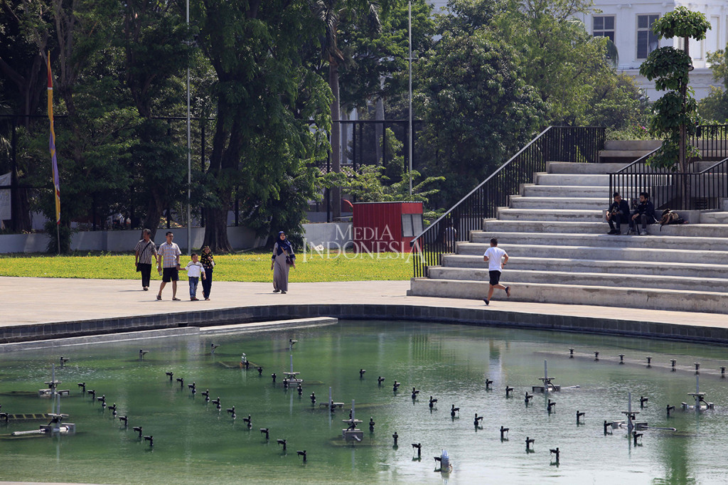 Suasana taman Lapangan Banteng yang dikunjungi warga di Jakarta Pusat.