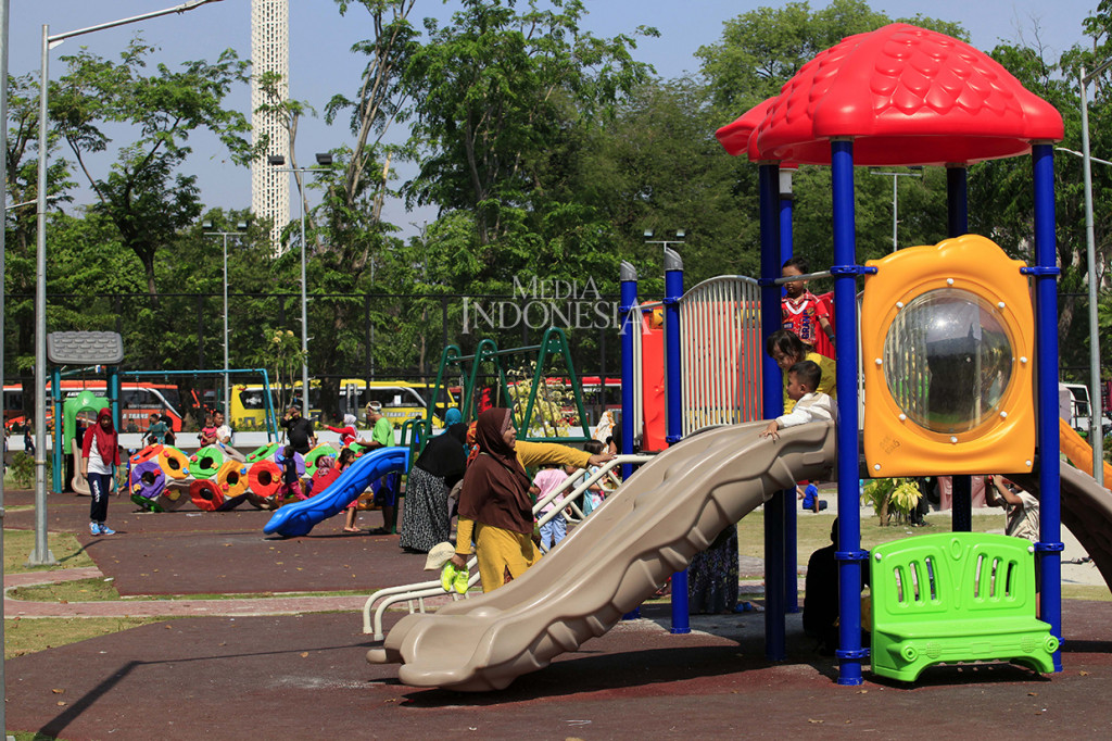 Sejumlah anak bermain di tempat bermain anak di Lapangan Banteng, Jakarta Pusat.
