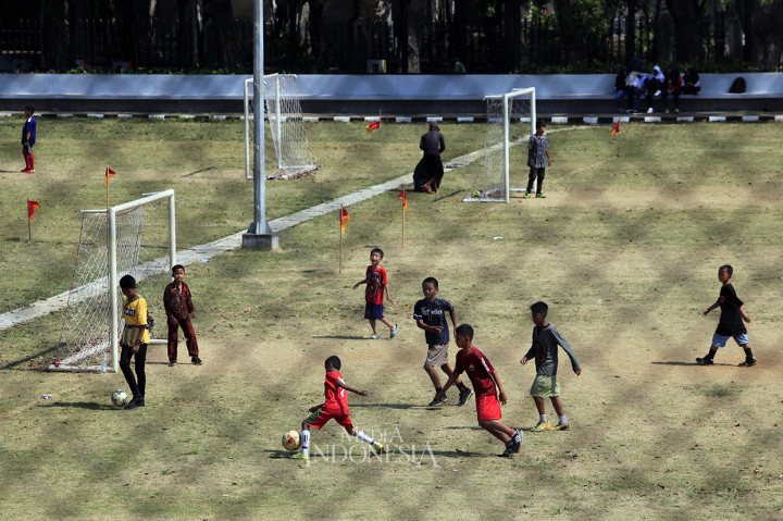 Disana juga terdapat lapangan bola.