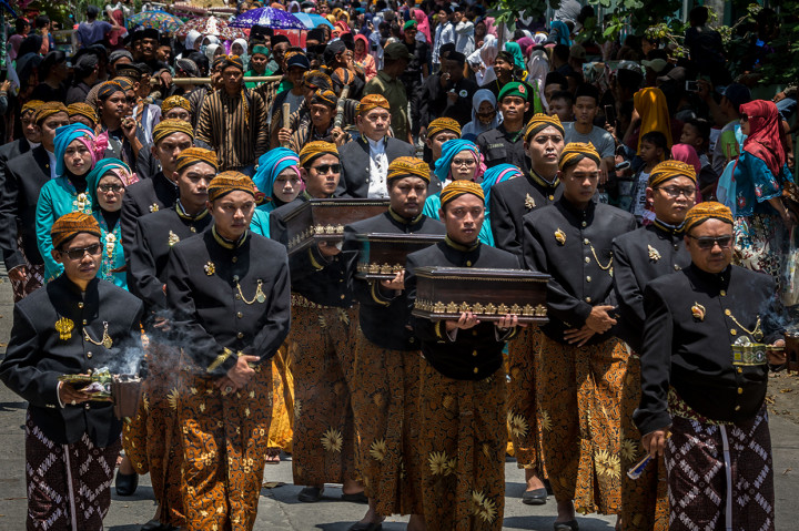 Keluarga besar Dewan Adat Kasepuhan Girikusumo mengirab kotak kayu berisi jubah pusaka leluhur dalam prosesi Tradisi Grebeg Suro Girikusumo di Desa Banyumeneng, Mranggen, Demak, Jawa Tengah. Antara Foto/Aji Styawan
