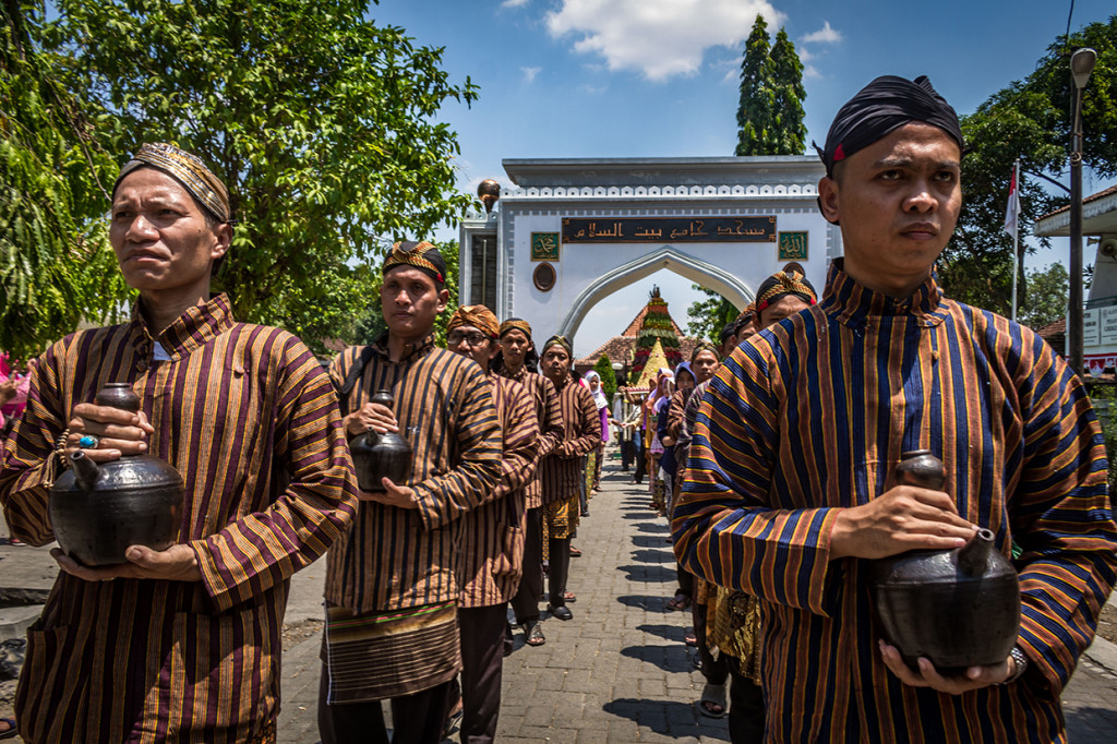 Tradisi mengirab pusaka dan gunungan hasil bumi beserta 40 kendi berisi air berkah itu untuk menyambut tahun baru Islam 1 Muharram 1440 Hijriyah sekaligus sebagai wujud rasa syukur masyarakat setempat atas limpahan rezeki yang diberikan Tuhan YME. Antara Foto/Aji Styawan