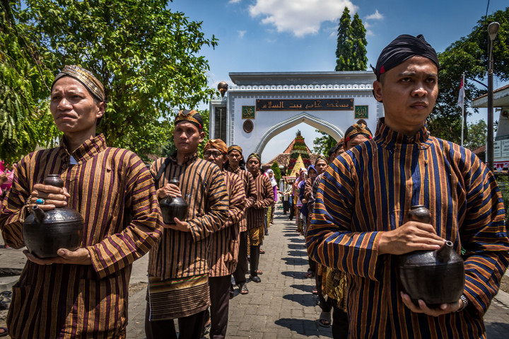 Tradisi mengirab pusaka dan gunungan hasil bumi beserta 40 kendi berisi air berkah itu untuk menyambut tahun baru Islam 1 Muharram 1440 Hijriyah sekaligus sebagai wujud rasa syukur masyarakat setempat atas limpahan rezeki yang diberikan Tuhan YME. Antara Foto/Aji Styawan