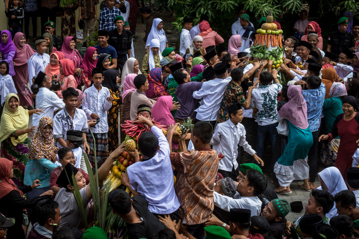 Warga berebut gunungan hasil bumi dalam prosesi Tradisi Grebeg Suro Girikusumo di Desa Banyumeneng, Mranggen, Demak, Jawa Tengah. Antara Foto/Aji Styawan