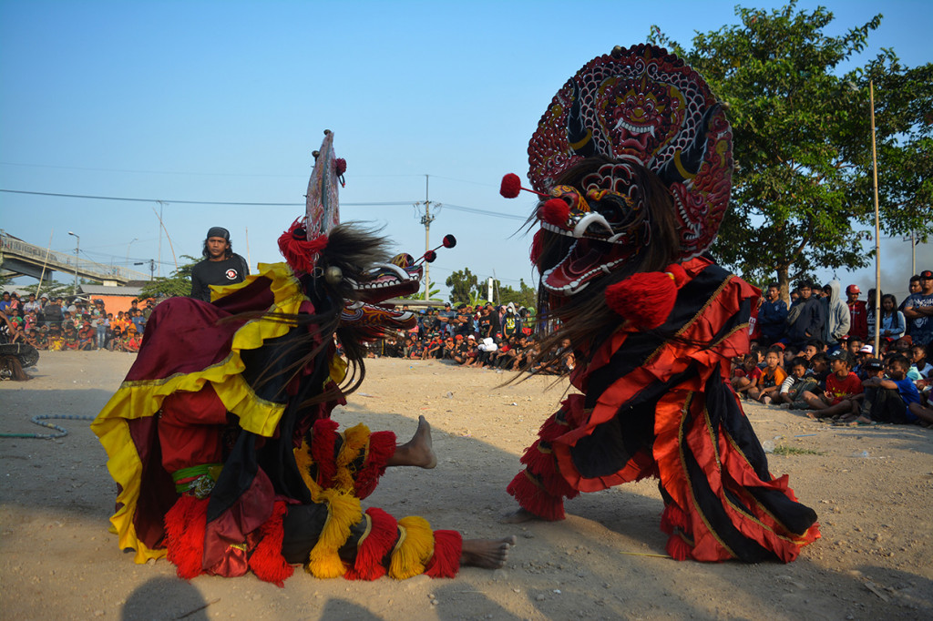 Penari Barongan beratraksi saat kirab budaya di kawasan Tanggulangin, Sidoarjo, Jawa Timur. Kirab budaya tersebut bertujuan untuk mempromosikan wisata budaya sekaligus memperingati tahun baru Hijriyah 1 Muharram. Antara Foto/Umarul Faruq