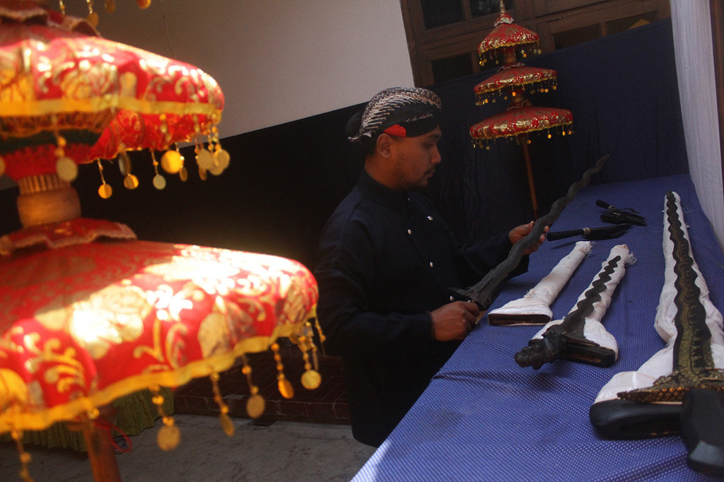 Pegiat budaya melakukan ritual jamasan atau pencucian keris Tilam Upih yang merupakan peninggalan kerajaan Medangkamulan di Bumiaji, Batu, Jawa Timur. Antara Foto/Ari Bowo Sucipto