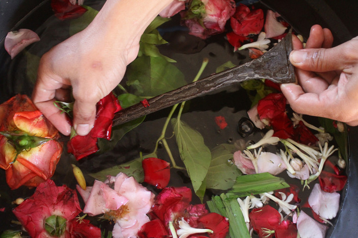 Selain bertujuan membersihkan karat dari badan keris, ritual budaya yang dilakukan setiap memasuki bulan Muharram tersebut juga merupakan salah satu upaya untuk mempertahankan keutuhan keris sebagai warisan budaya leluhur yang diakui UNESCO. Antara Foto/Ari Bowo Sucipto