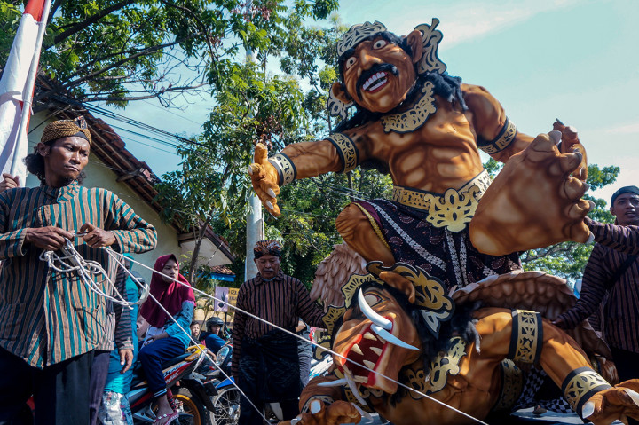 Sejumlah warga mengikuti Parade Budaya Pesisir III di Bebel, Kabupaten Pekalongan, Jawa Tengah. Antara Foto/Harviyan Perdana Putra
