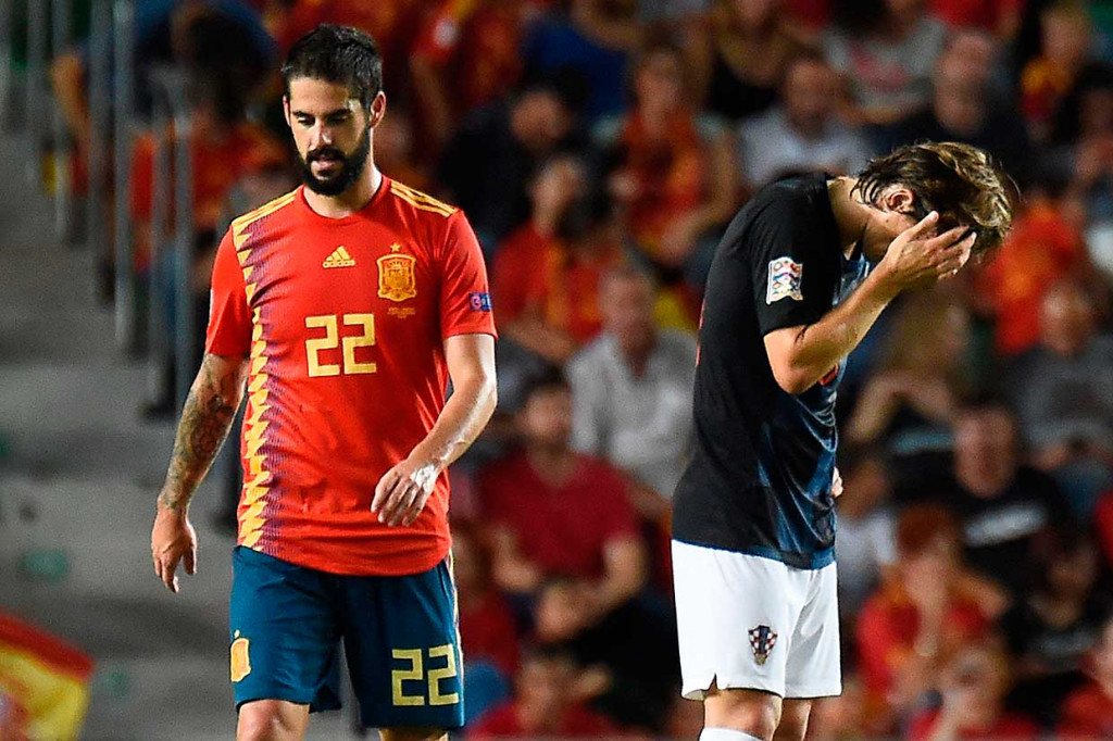 Belum puas dengan keunggulan lima gol, Spanyol terus mengamuk dan memperbesar keunggulan menjadi 6-0 lagi-lagi lewat umpan Asensio, yang kali ini diselesaikan oleh Isco pada menit 70.