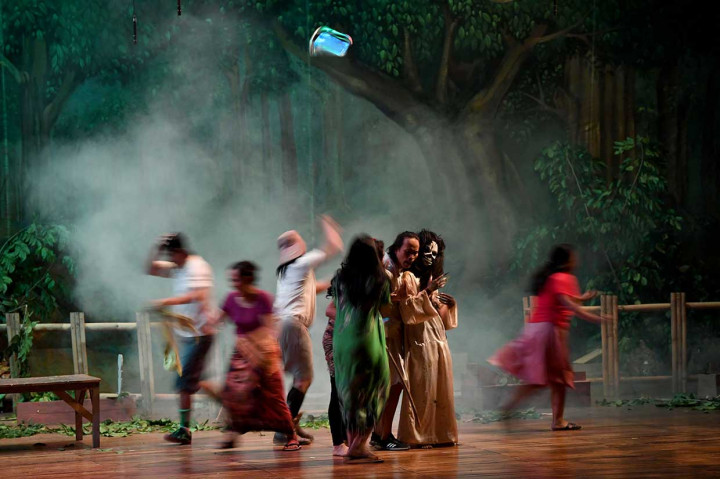 Pemain sandiwara Sunda Miss Tjitjih mementaskan adegan teater dengan lakon roman horor 'Mati Beranak di Mangga Dua' di Graha Bhakti Budaya Taman Ismail Marzuki, Jakarta, Selasa, 11 September. 