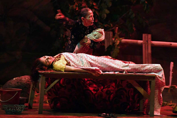 Pementasan roman horor 'Mati Beranak di Mangga Dua' karya E Mintarsa tersebut disutradarai Imas Darsih.'