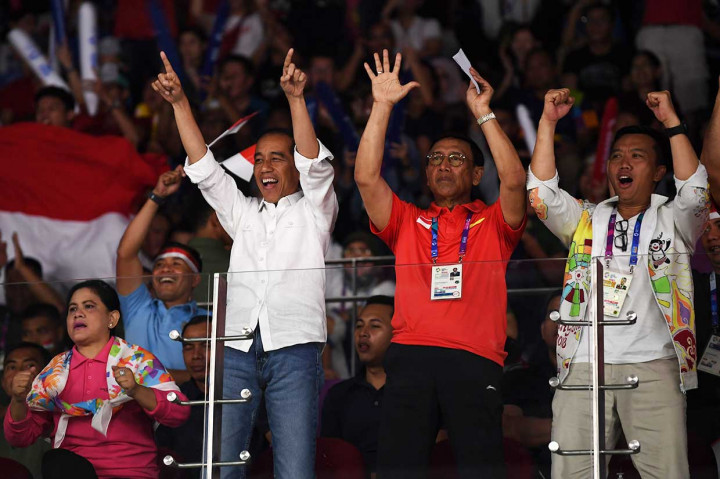 Bahkan sosok orang nomor satu di negeri ini pun turut merasakan ketegangan Istora saat tim badminton Indonesia bertanding melawan tim badminton Tiongkok pada final beregu putra Asian Games XVIII.