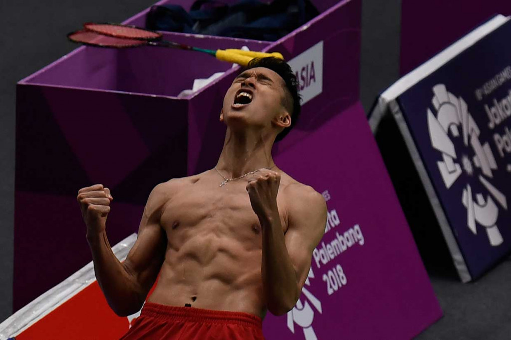 Fenomena Jonatan Christie tak bisa dipisahkan dari aksi selebrasinya. Bukan hal langka saat seorang pemain berganti kaos di sela-sela pertandingan. Tapi saat Jojo melepas kaosnya saat selebrasi, Istora bergemuruh oleh histeria dari kaum hawa. Ya, selain berparas rupawan, Jojo memang memiliki postur yang hampir sempurna untuk seorang atlet.