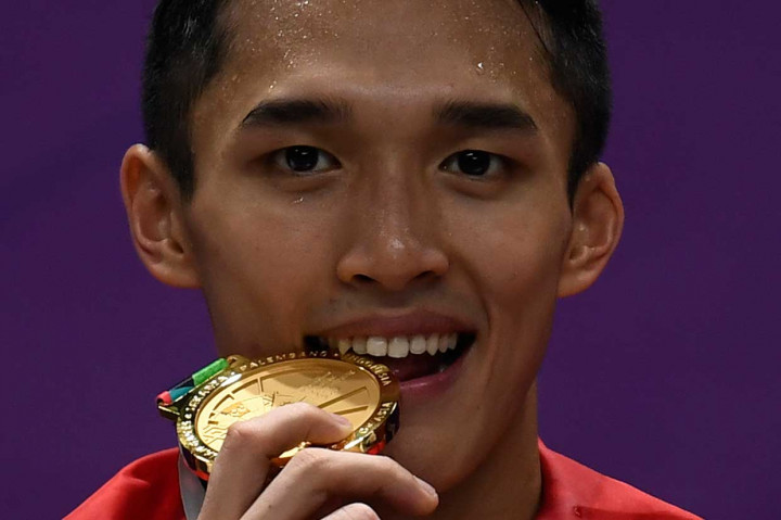 Melawan Chou Tienchen saat final menjadi laga yang tak mudah untuk Jonatan. Tiga set yang ketat 21-18, 20-22, dan 21-15 dengan total waktu kurang lebih 70 menit mengantarkan Jojo ke podium. Medali emas sektor tunggal badminton mengalir ke Indonesia. Keringat dan harapan terbayarkan. Selamat dan terima kasih atas pembuktiannya, Jojo.