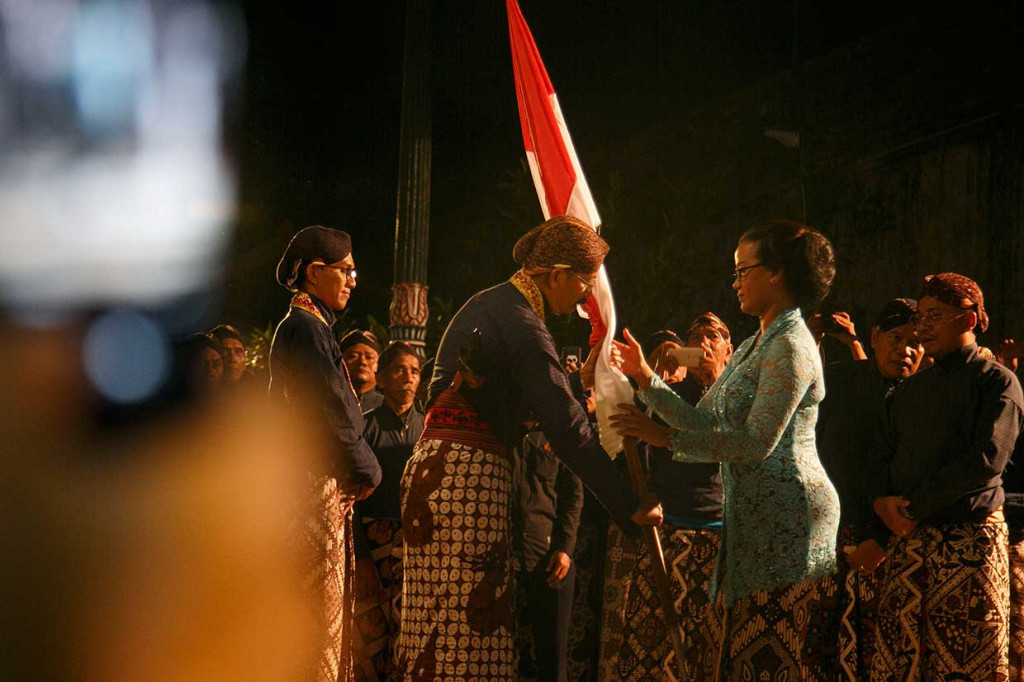 Putri Sultan HB X GKR Mangkubumi secara simbolis menyerahkan bendera Merah Putih sekaligus melepas ritual Lampah Budaya Mubeng Beteng di Keraton Yogyakarta, DI Yogyakarta, Selasa, 11 September malam.