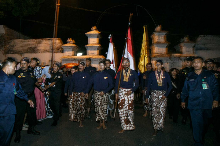 Lampah Budaya Mubeng Beteng yang diikuti abdi dalem dan ribuan warga dengan berjalan mengitari benteng Keraton Yogyakarta tanpa bicara sebagai salah satu bentuk refleksi diri menyongsong Tahun Baru Jawa 1 Suro 1952 Dal.
