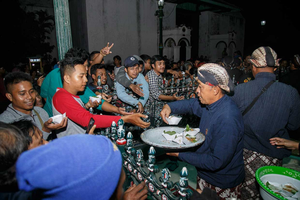 Abdi dalem Keraton Yogyakarta membagikan nasi gurih kepada warga yang hadir. Nasi gurih menjadi makanan simbolis bermakna kenikmatan rejeki yang melimpah dalam kehidupan.
