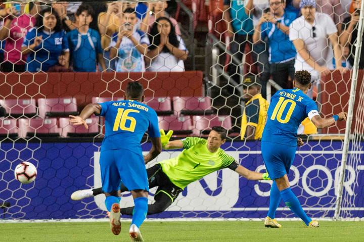 Menguasai 63% penguasaan bola, Brasil unggul cepat saat laga baru berjalan empat menit lewat eksekusi penalti Neymar. Hadiah penalti diberikan setelah Richarlison dilanggar oleh Roberto Dominguez.