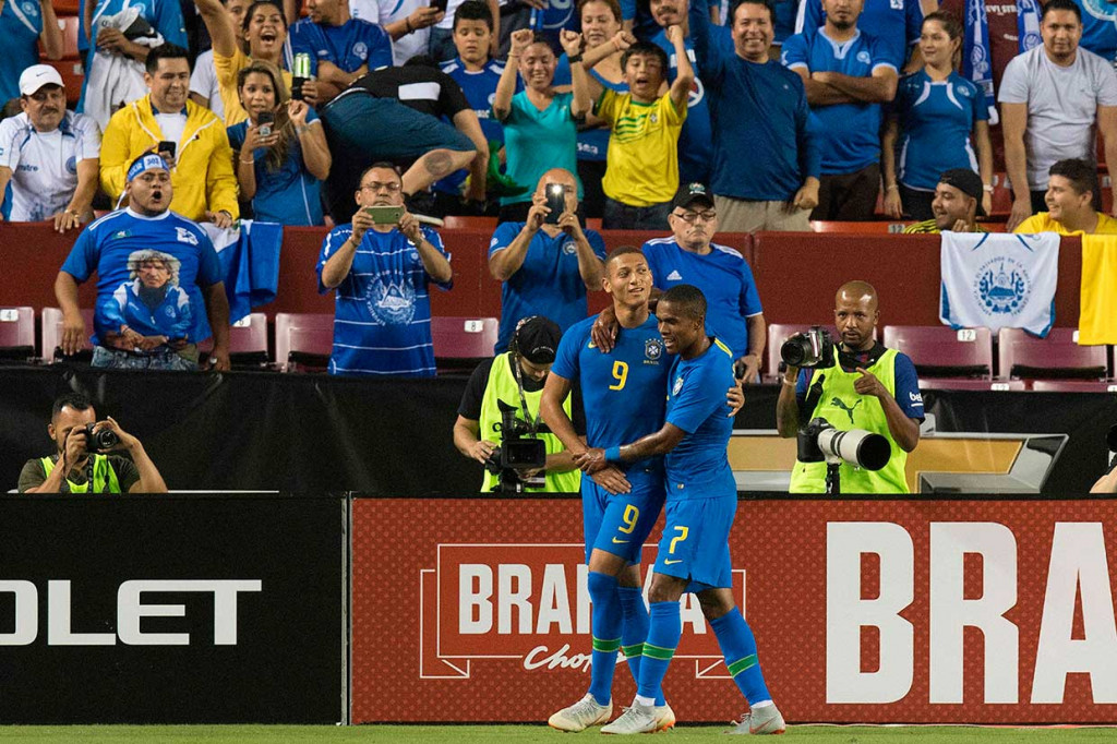 Menit ke-15 Brasil menggandakan keunggulan lewat aksi gemilang Richarlison. Tendangan melengkung jarak jauh pemain yang merumput bersama Everton tersebut gagal diantisipasi kiper El Salvador.