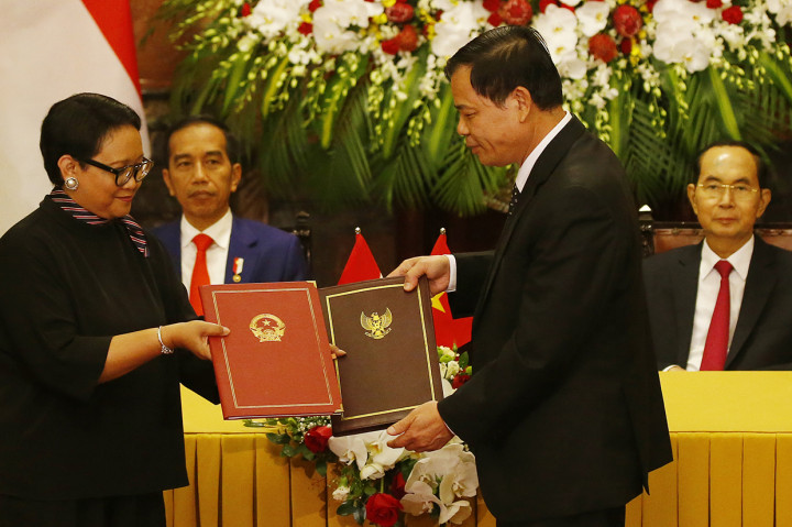 Penandatanganan nota kesepahaman (memorandum of understanding) pemberantasan IUU Fishing merupakan kesepakatan yang dikerjakan secara paralel dengan upaya penyelesaian batas zona ekonomi eksklusif (ZEE) kedua negara yang masih berproses. Afp Photo/Pool/Bullit Marquez