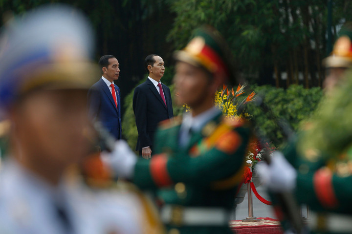 Presiden Joko Widodo atau Jokowi dan Ibu Negara Iriana tiba di Hanoi, Vietnam pada Selasa, 11 September 2018. Afp Photo/Pool/Kham