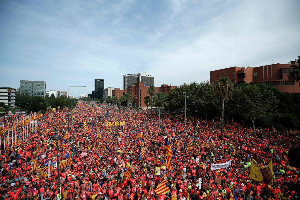 Lautan manusia memenuhi jalanan Catalonia pada 11 September yang merupakan 'hari nasional' Catalonia. Afp Photo/Pau Barrena