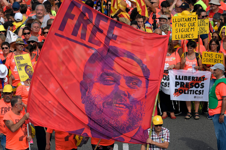 Demonstran membawa spanduk menuntut kebebasan bagi pemimpin Catalan yang dipenjarakan Oriol Junqueras. Afp Photo/Lluis Gene