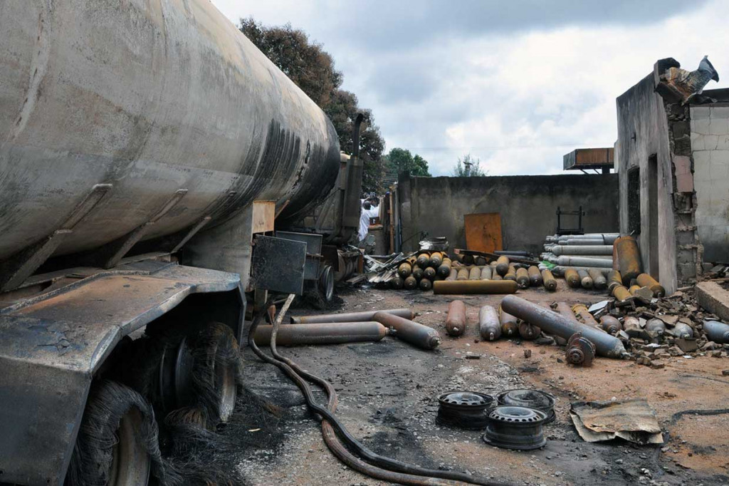 Truk tanki dan puluhan tabung gas hangus terbakar dalam peristiwa ledakan disertai kebakaran di sebuah stasiun pengisian bahan bakar umum (SPBU) di Lafia, Nasarawa di Nigeria tengah.