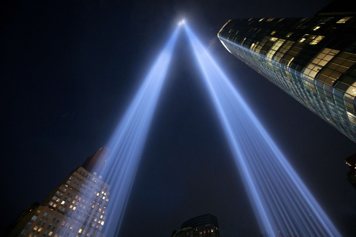 Dua buah lampu berwarna biru tampak terpancar di langit kota New York, Selasa, 11 September 2018, malam waktu setempat. 